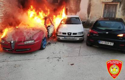 Na trgu u Vodnjanu planulo par automobila, jednog su 'spasili'