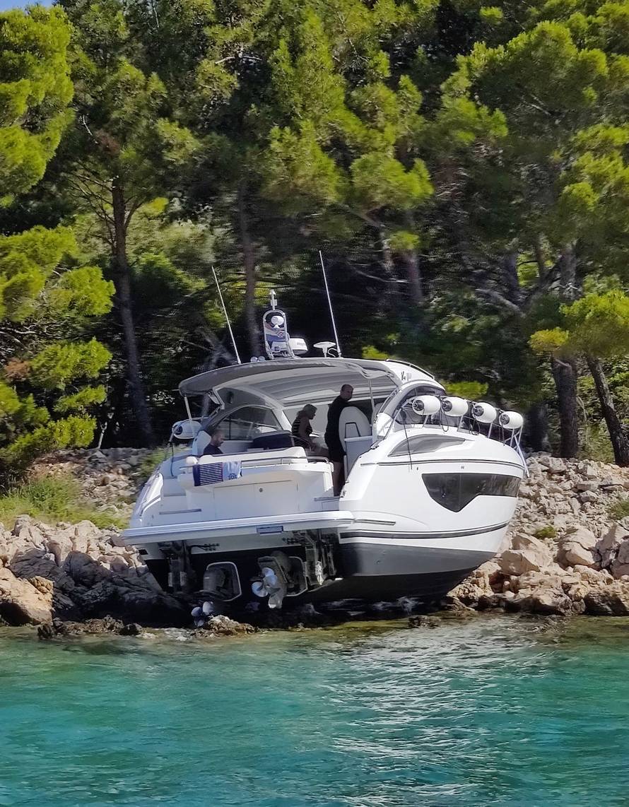 Jahta duga 11 metara cijela se nasukala na Krku: 'To izgleda nadrealno, potpuno na suhom'