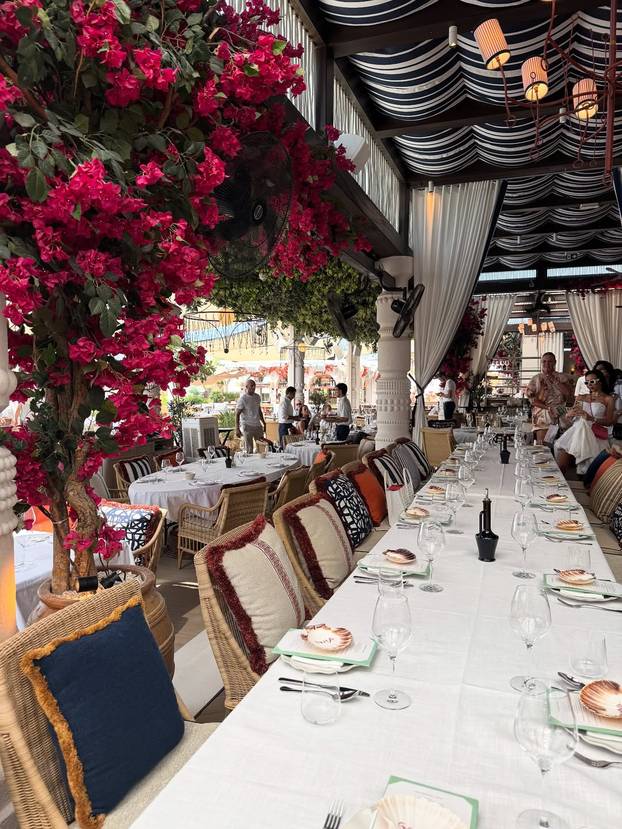 Za njih nema hladnoće i magle! Šime i Maja u badićima pozirali kraj bazena, 'padali' i zagrljaji