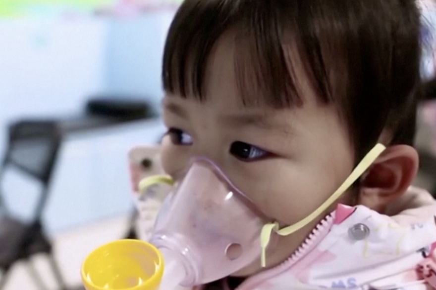 Djeca s maskama s kisikom jer respiratorne bolesti nastavljaju rasti u sjevernoj Kini