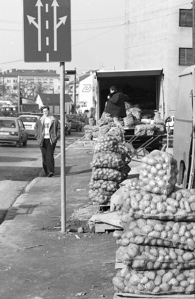 Zagreb: Ulični prodavači krumpira čekaju svoje kupce