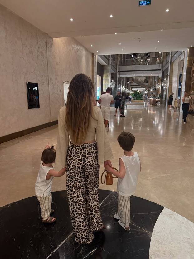 FOTO Lijepa supruga 'vatrenog' bez šminke uskočila u bikini