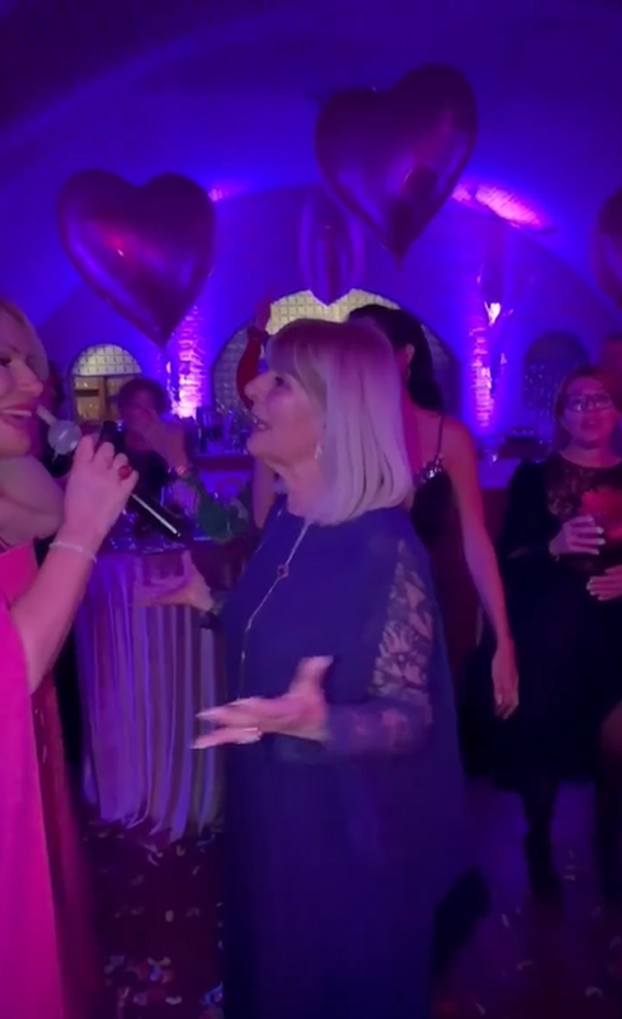 FOTO Ovako je Iva Todorić uzela mikrofon i pjevala mami Vesni