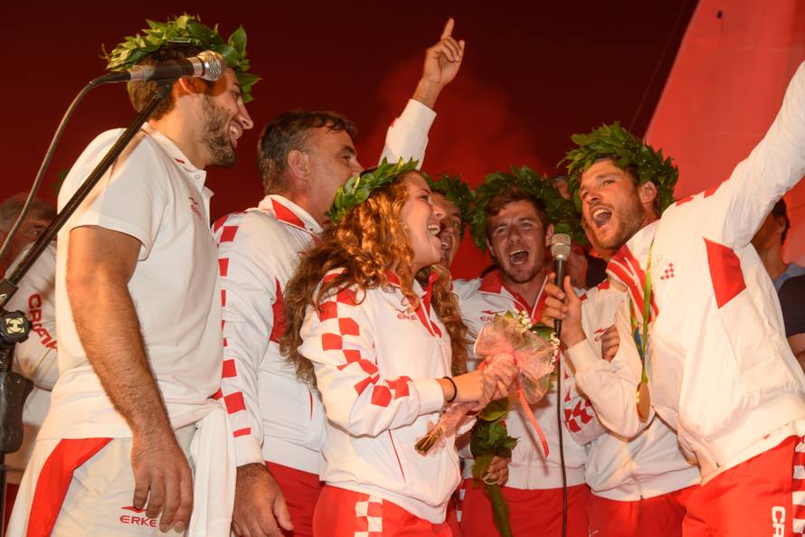 Pogledajte doček naših zlatnih jedriličara Šime i Igora u Zadru