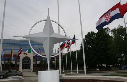 Ispred sjedišta NATO-a su podignuli hrvatsku zastavu
