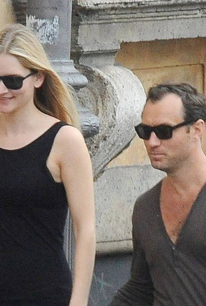 JUDE LAW AND GIRLFRIEND IN ROME