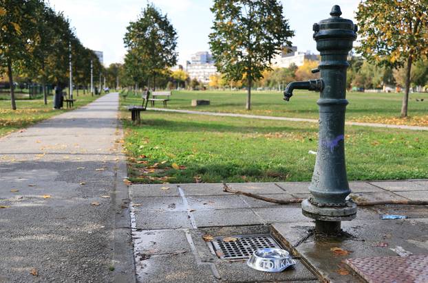 Zagreb: Diljem Zagreba osvanule posudice za pse