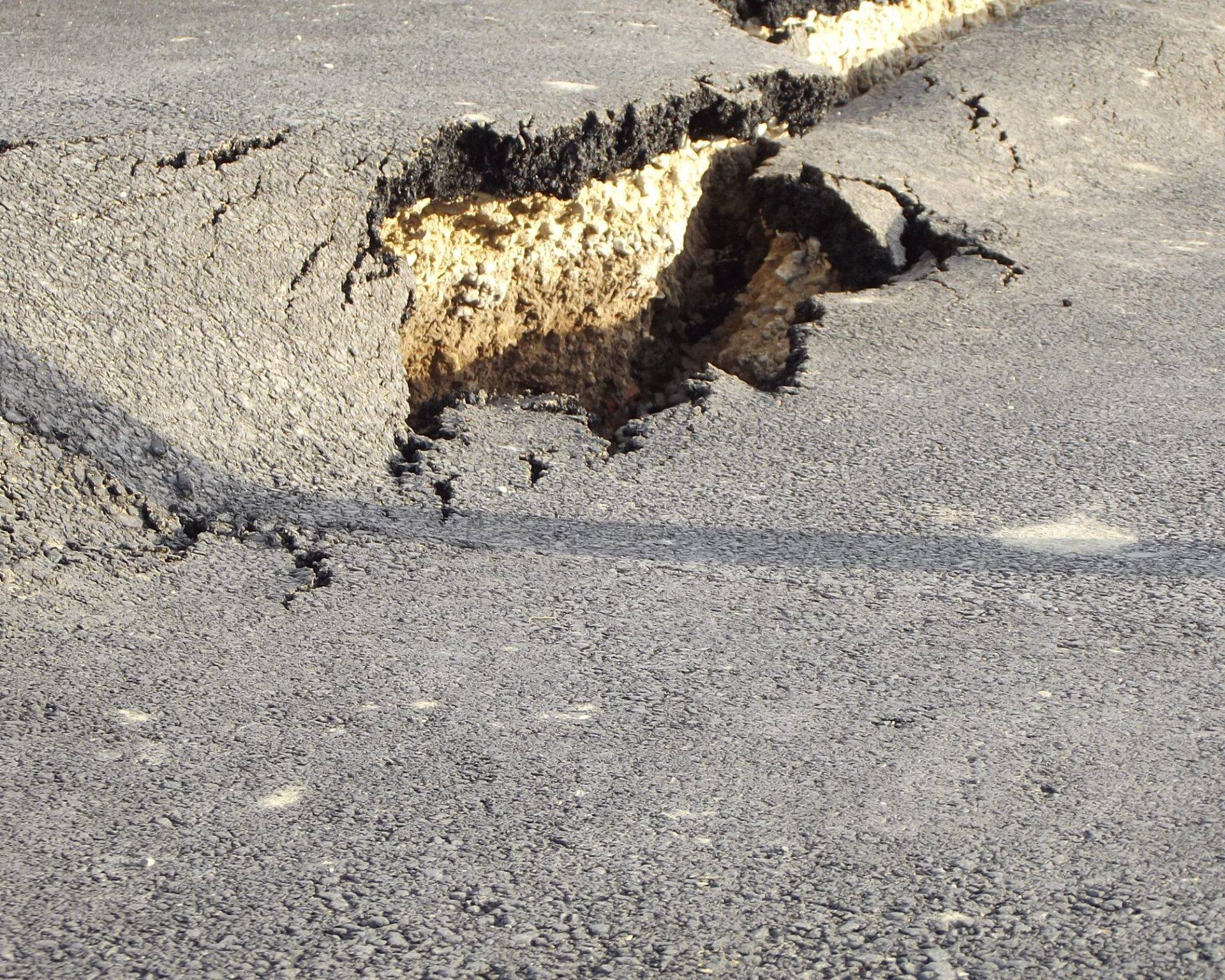 Popucalo parkiralište, klizište prijeti tek otvorenoj školi!