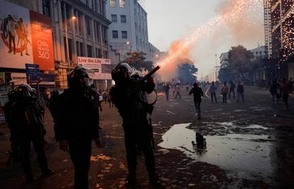 FOTO Policija u Šri Lanki ispalila suzavac na prosvjednike