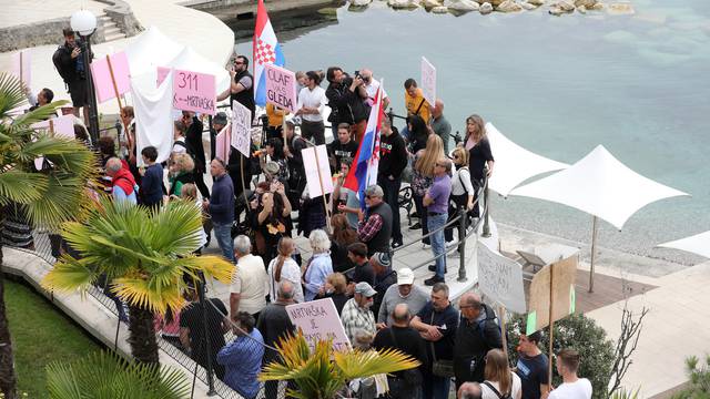 Prosvjed građana Ilovika i Lošinja zbog izgradnje luke Mrtvaška na otoku Lošinju