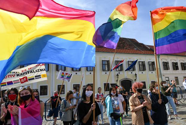 Zagreb: Sudionici Povorke ponosa okupljaju se na Trgu svetog Marka