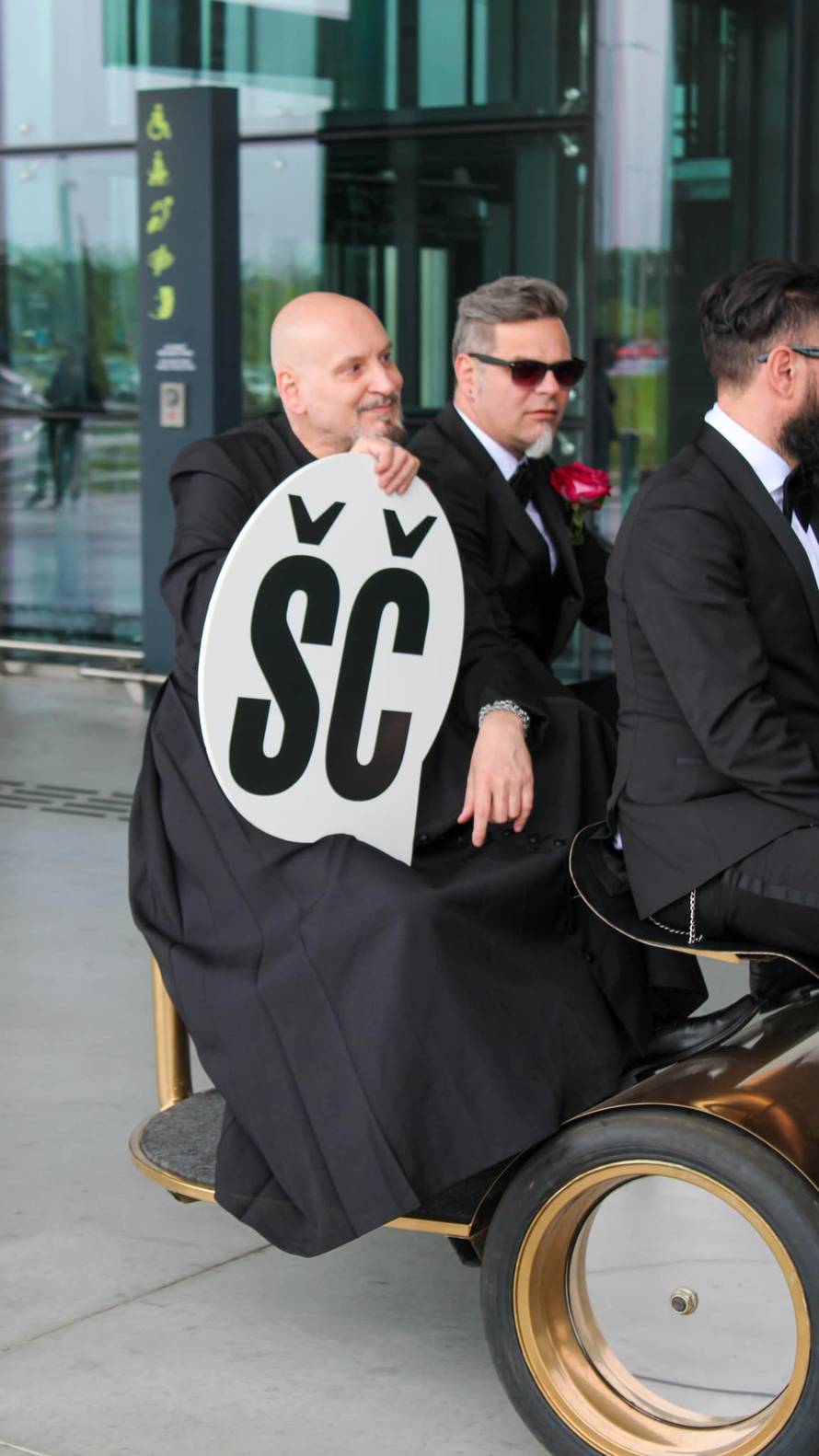 FOTO Letovci sletjeli u Hrvatsku pa pozirali u Mama ŠČ! avionu