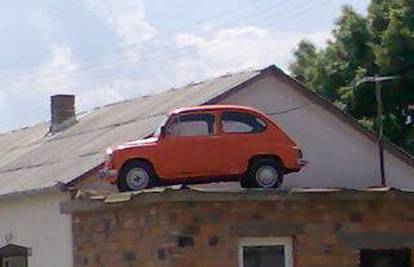 Vlasnik narančastog Fiću 'parkirao' na krov kuće