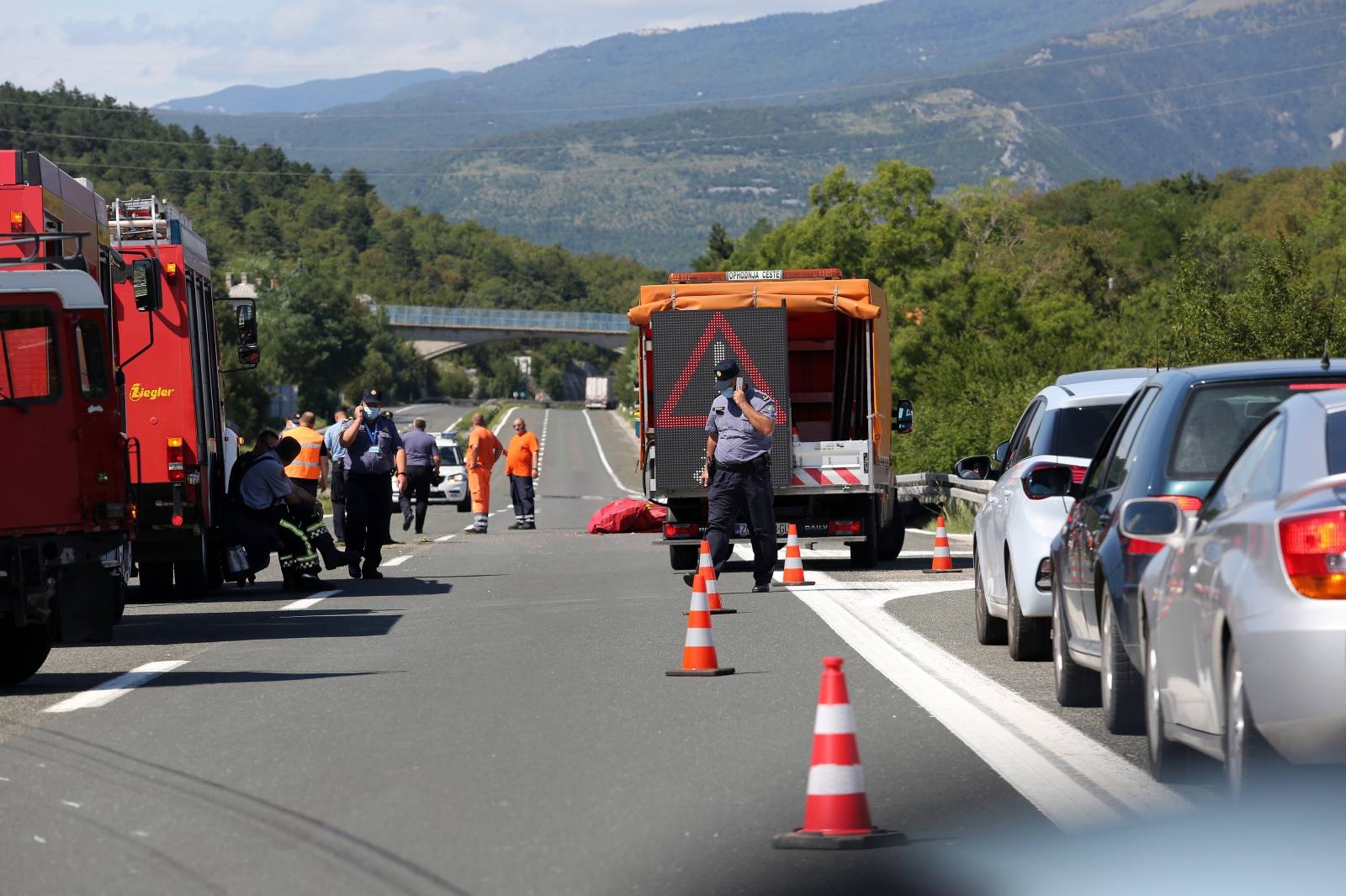 Prevrnula se cisterna iz koje se izlilo gorivo na autocesti nedaleko Rijeke