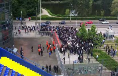 Boysi nisu htjeli ući na stadion, prosvjedovali su ispred tribine