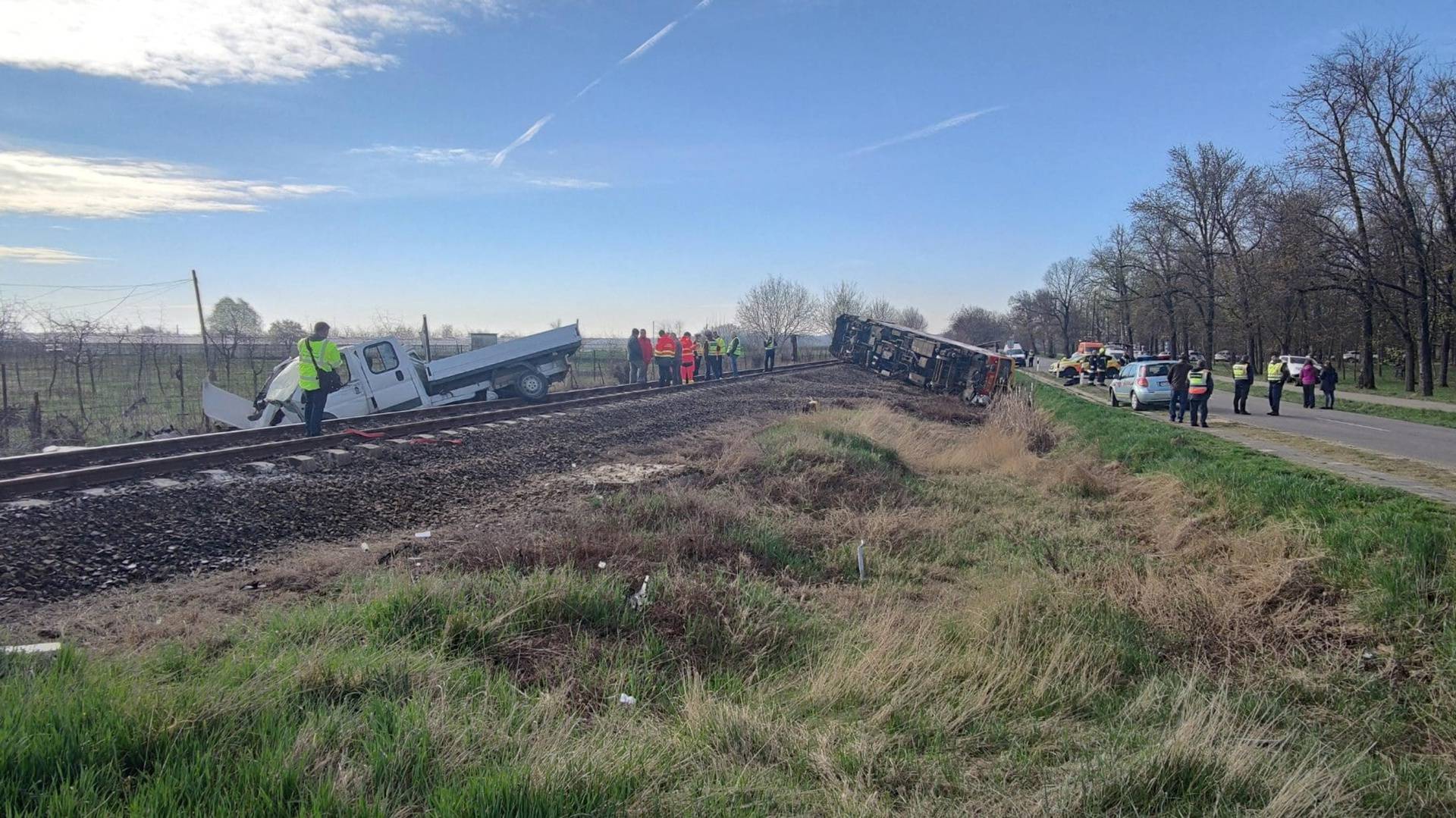 Truck crashes into train in Midszent