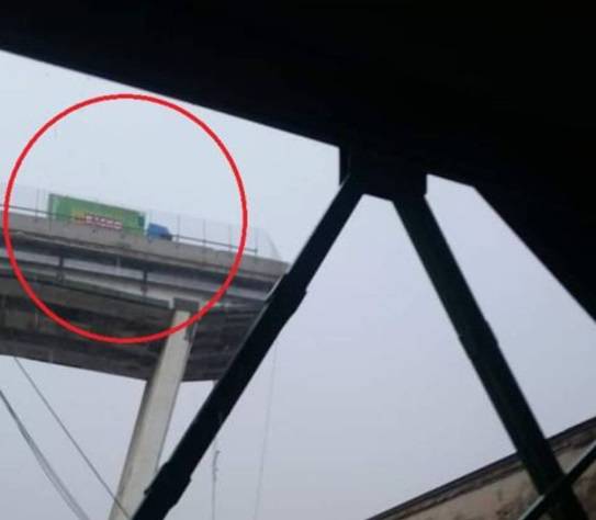 Koji sretnik: Zaustavio kamion točno na rubu urušenog mosta