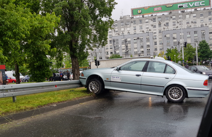 Prometni kolaps u Zagrebu: Na ogradu naletio svojim BMW-om