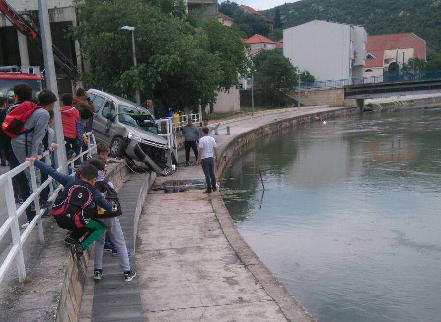 Probio ogradu pa Citroenom skoro sletio u hladnu Zrmanju