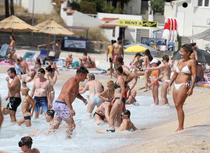 FOTO Puna plaža u Primoštenu