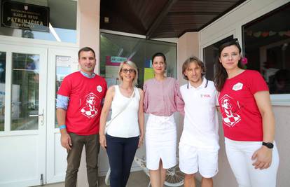 Zaposlenici Coca-Cole u društvu Luke Modrića uručili donaciju za dječji vrtić u Petrinji