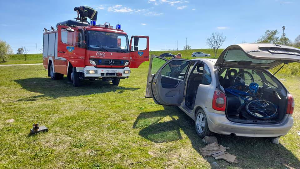 Auto kliznuo u jezero i potonuo: Vozač zaboravio dignuti ručnu?