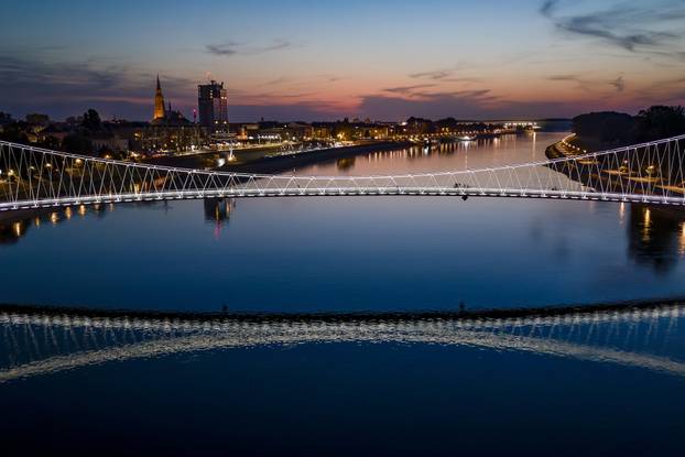 Pogled iz zraka na Osječki most koji svijetli novom dekorativnom rasvjetom 