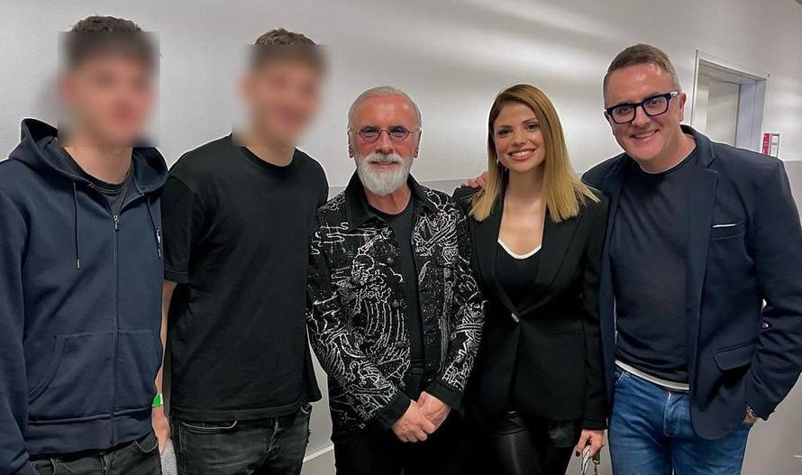 Tarik Filipović sa suprugom i sinovima pozirao uz Merlina: 'Koncert je bio prava bajka...'