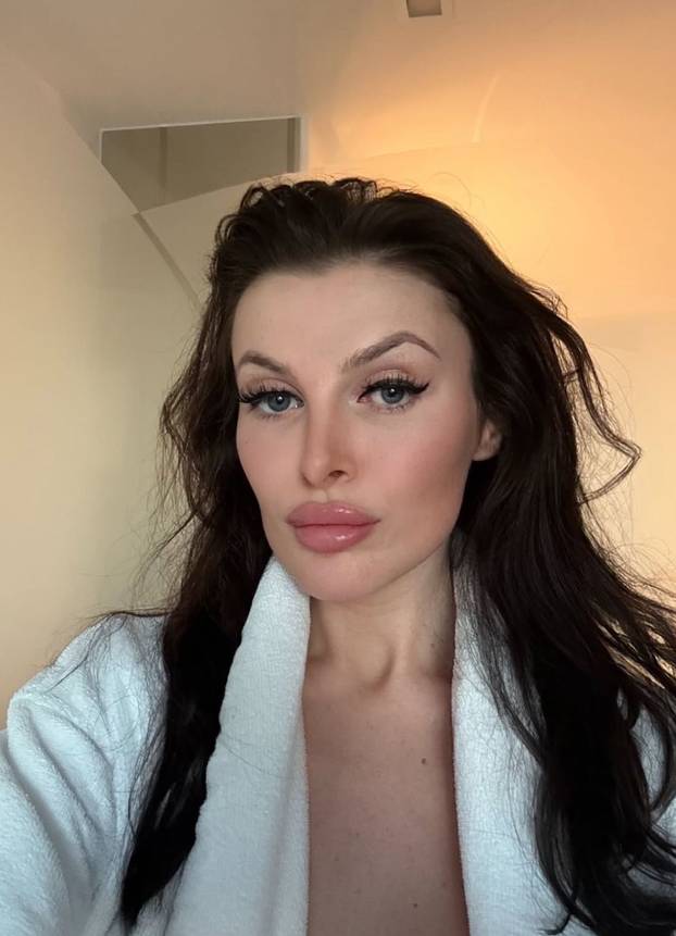 FOTO 'Svi misle da sam glupa jer poziram gola, a završila sam studij na Harvardu!'