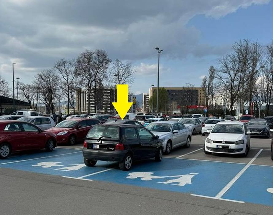 Golf 2 na 'struju', BMW zauzeo tri trake... Ovako samo Hrvati parkiraju. Bravo, pravi ste biseri