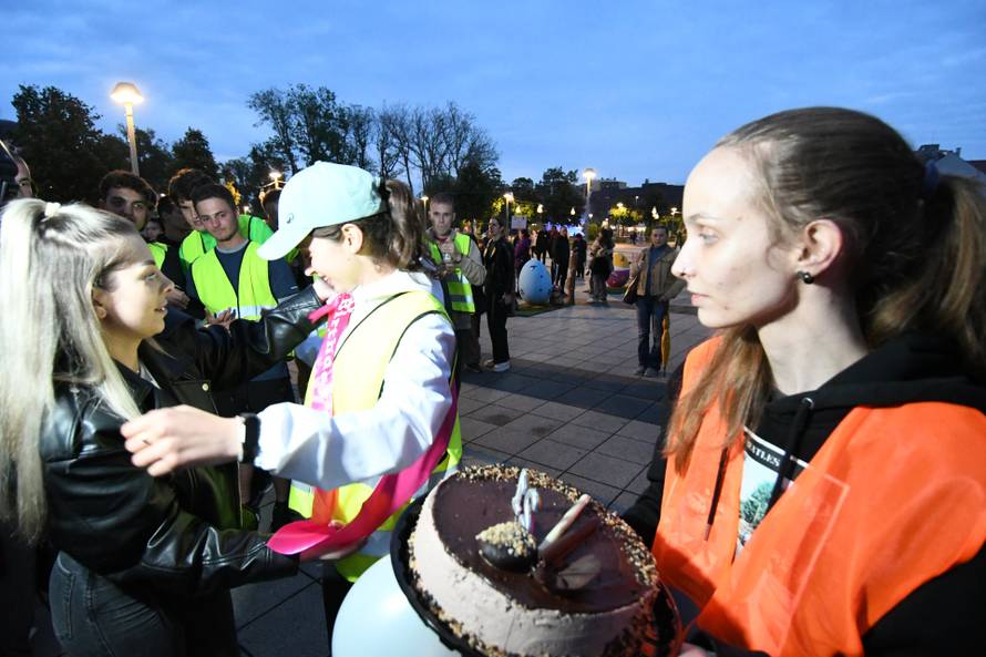Virovitica: Severina dočekala srpske studente koji trče do Bruxellesa
