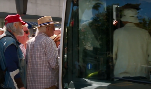 Kaos zbog besplatnog autobusa u Splitu: 'Mlade treba potjerati, šupirala bi ih nogom, zdravom'