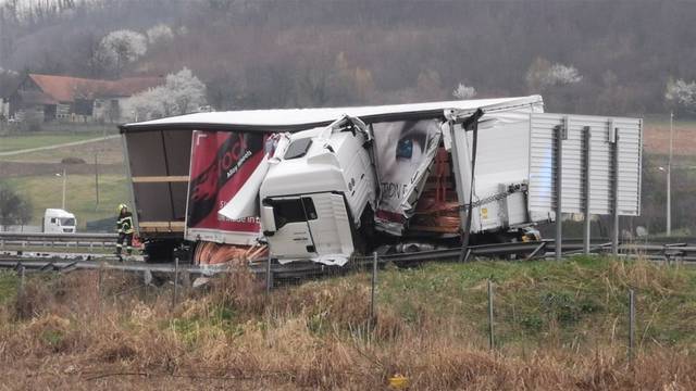FOTO Sudarila se dva kamiona u Zagorju. Nakon sudara došlo i do istjecanja nafte, zatvorili A2