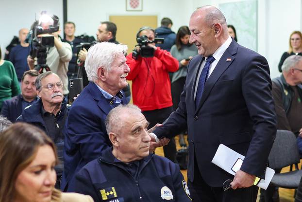 Zagreb: Ministar Tomo Medved uru?io je braniteljske zahvalnice postrojbama iz Domovinskog rata