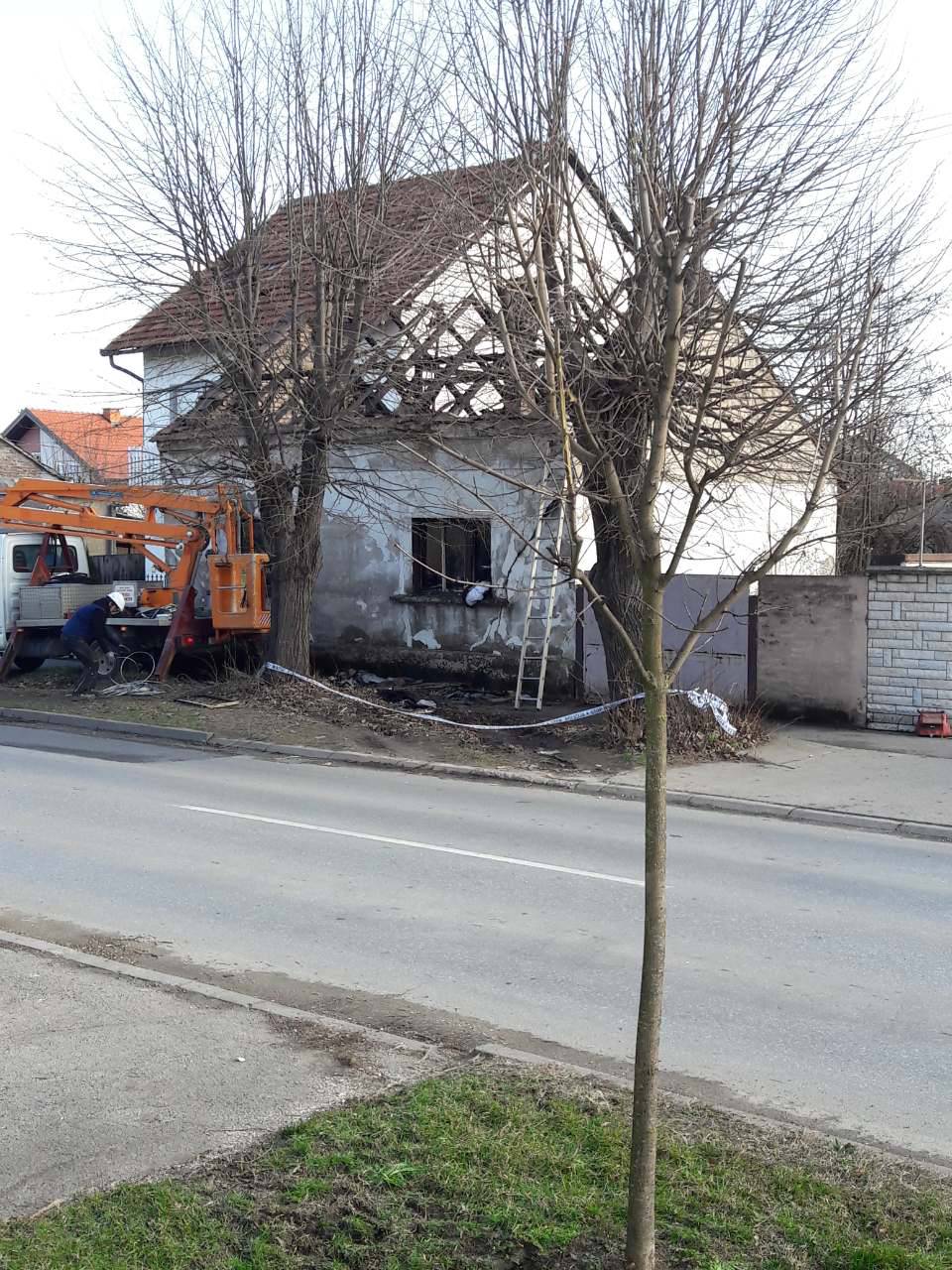 Buknuo je požar u obiteljskoj kući, proširio se i na susjednu