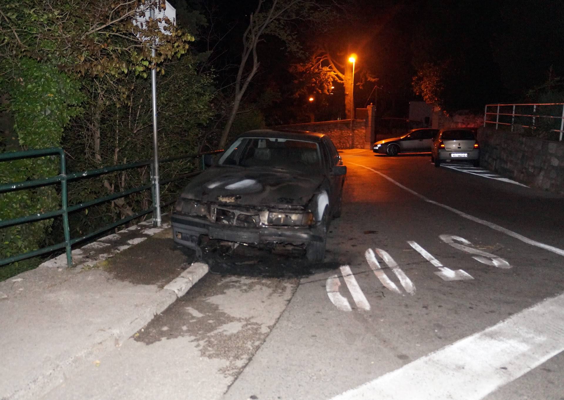 Auto mu se zapalio u vožnji: U Rijeci je potpuno izgorio BMW
