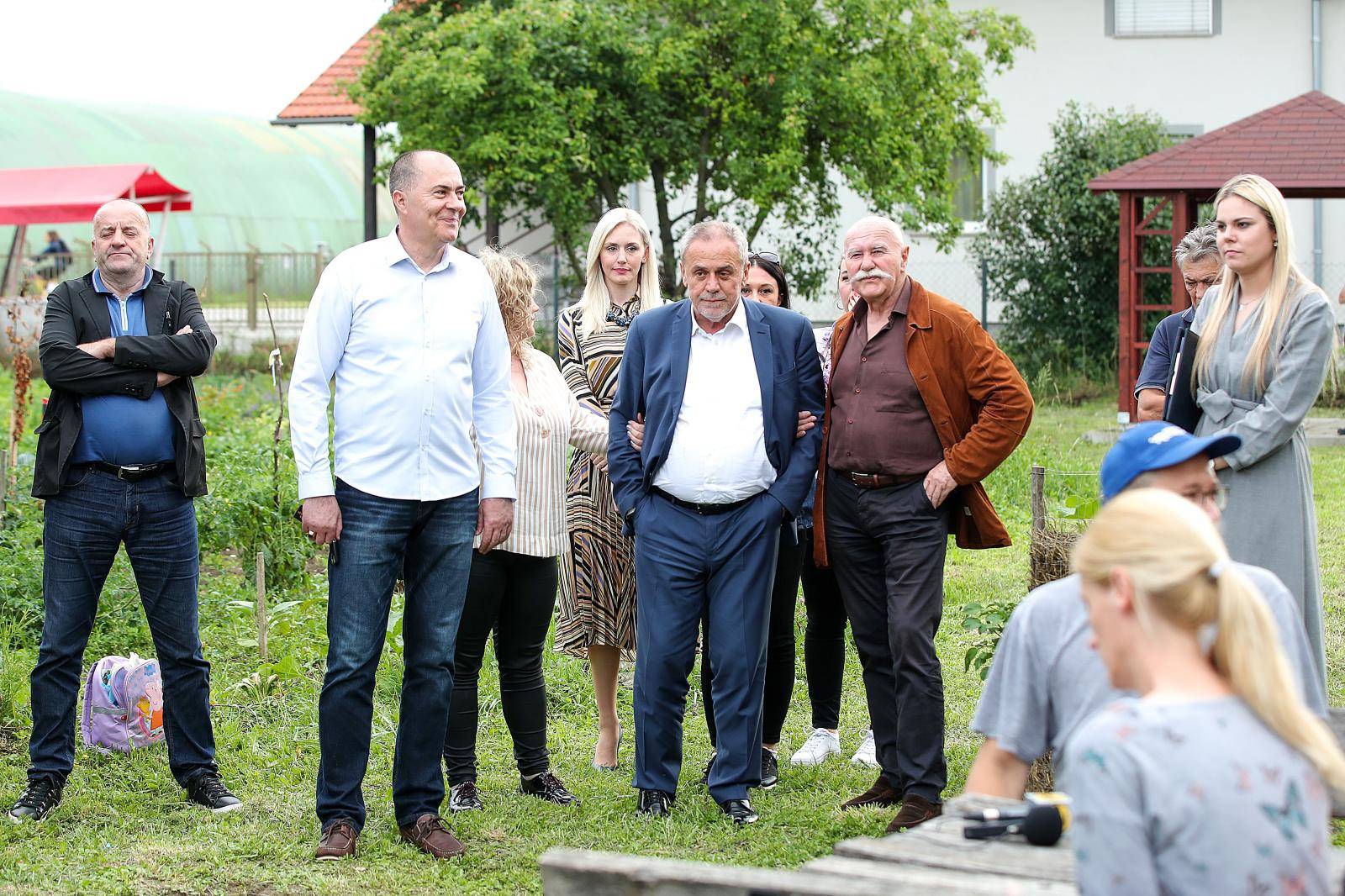 Što mu se dogodilo? Bandić je u Sesvetama teturao, suradnici ga morali pridržavati da ne padne