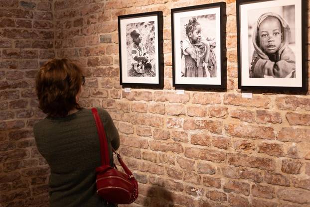 Osijek: Svečano otvorenje izložbe fotografija fotoreporterke Pixsella Emice Elveđi "Srce za Afriku"