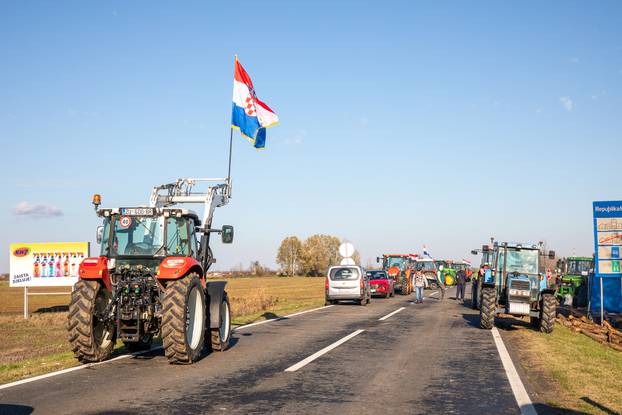 Prosvjednici i dalje blokiraju cestu kod Županje, poručili da ne žele na sastanak u Zagreb