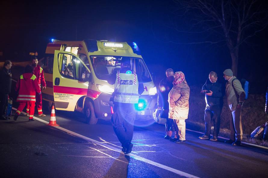 Autobus sa 17 putnika izletio s ceste, jedan čovjek ozlijeđen