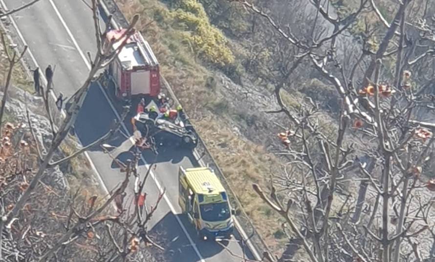 FOTO Auto na krovu, prekinut promet na magistrali kod Bakra