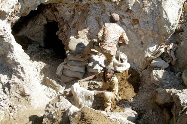 FILE PHOTO: Artisanal miners work at the Tilwezembe outside of Kolwezi