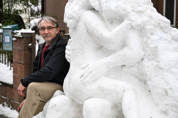Zagreb:  Erotska skulptura od snijega