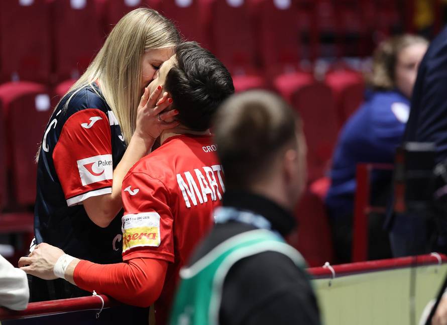 Malmo: Hrvatski rukometaši slave pobjedu u zagrljajima i poljupcima svojih najmilijih