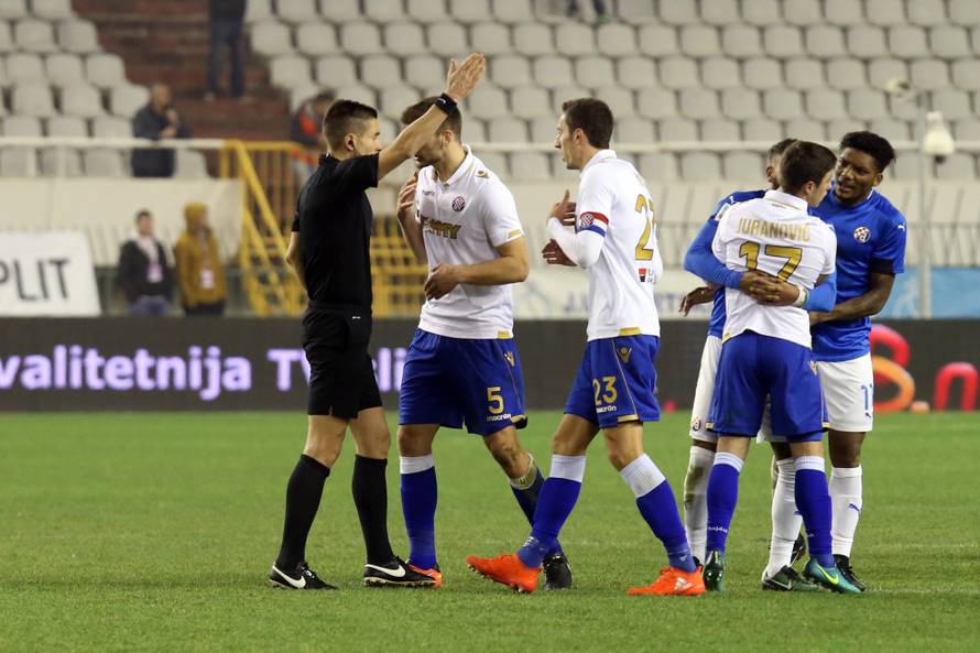 Hajdukov stoper zaletio se na suca, spriječili su ga suigrači!
