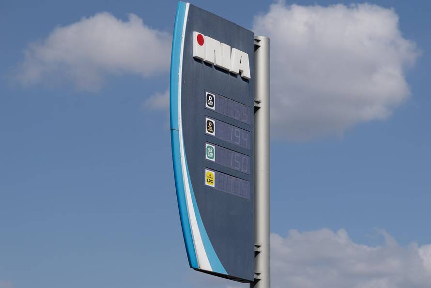 Osijek: Gužve na benzinskim postajama uoči najavljenog poskupljenja goriva