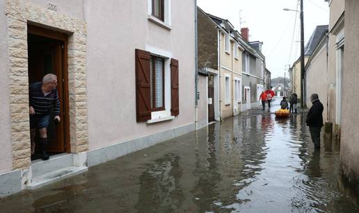 FOTO Oluja Nils izazvala kaos u Francuskoj: Stra&scaron;ne su poplave, a pod upozorenjem je i Pariz