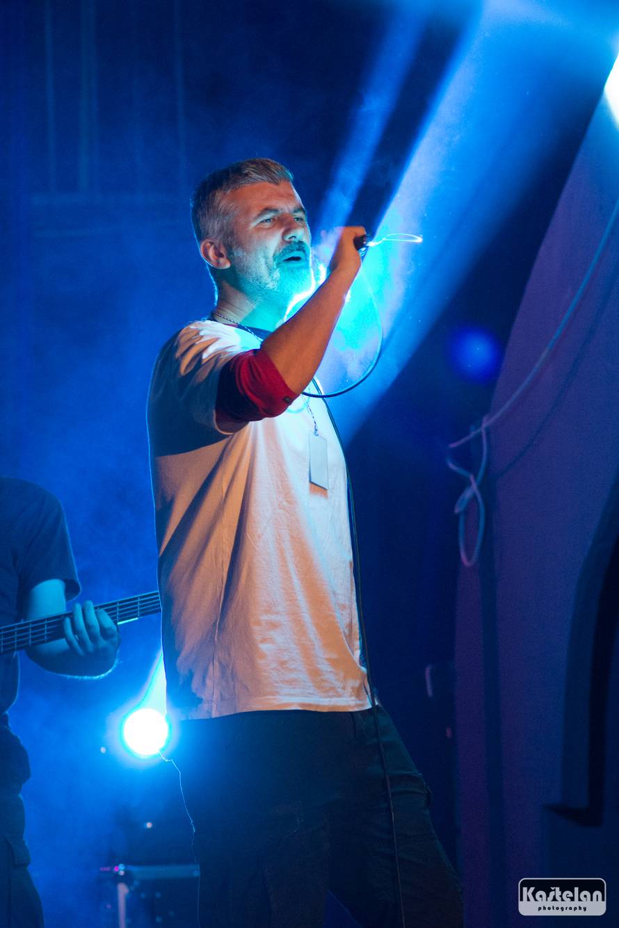 Vitasović je studenticu pozvao na stage pa su skupa zapjevali