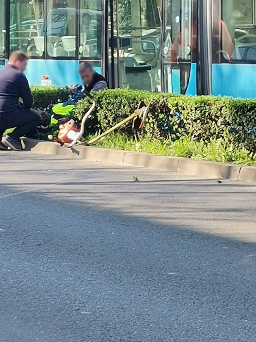 Tramvaj udario radnika koji je kosio kraj ceste: 'Pao je i počeo vrištati, a onda se onesvijestio'