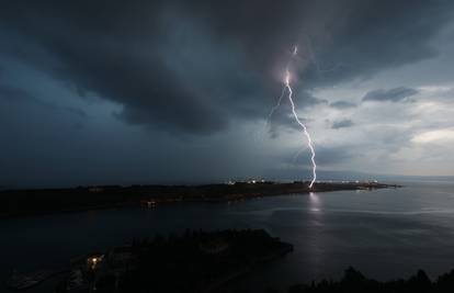 Nevrijeme poharalo zemlju: U Istri munja pogodila muškarca